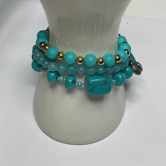 Beaded stretch bracelet set of 3 turquoise blue with some gold tone beads - Picture 6 of 10